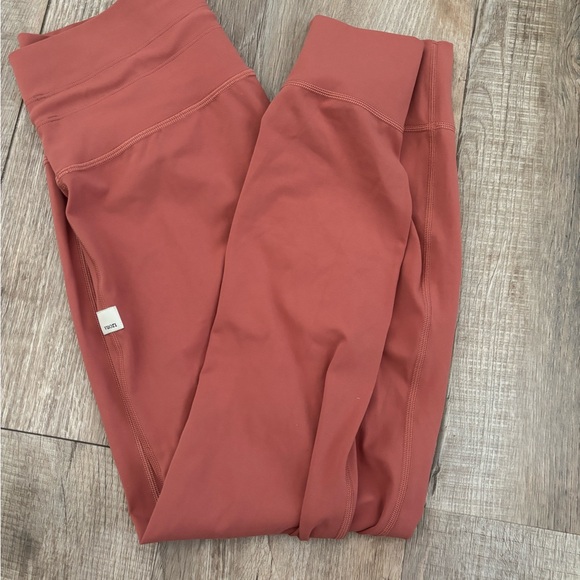 Vuori Pants - Vuori High-Rise Leggings in Clay Rose